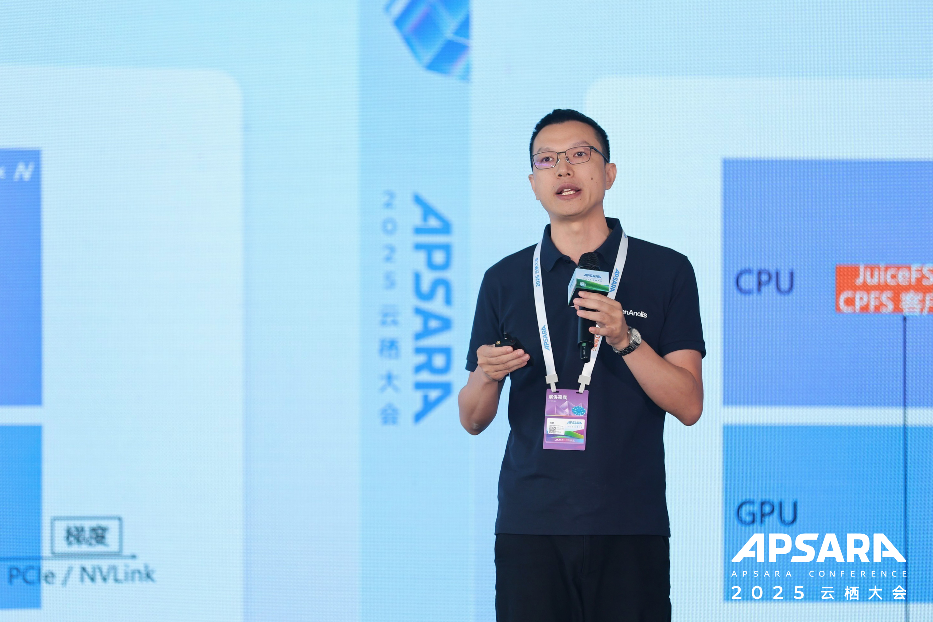 开放、协同，2025 云栖大会“操作系统开源与 AI 进化分论坛”精彩回顾-鸿蒙开发者社区